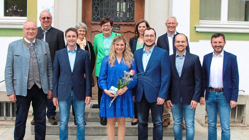 Die Pfingstakteure mit ihren Eltern sowie Landrat Franz Löffler und Bürgermeister Markus Hofmann