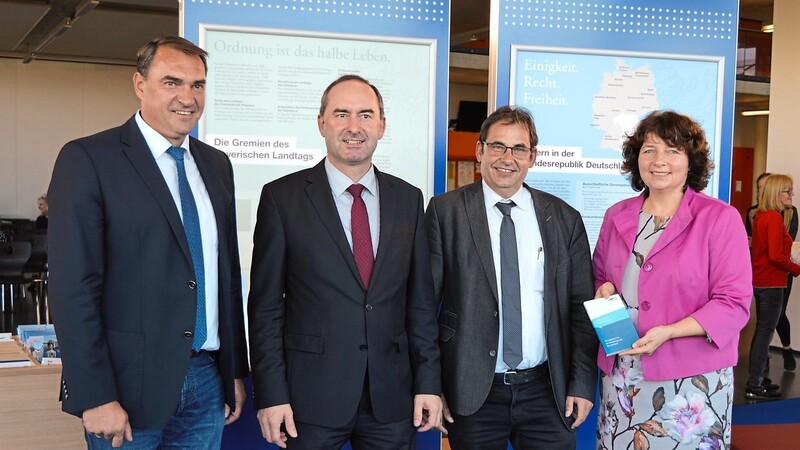 Bei der Ausstellungseröffnung in der Aula der Realschule: Bürgermeister Alfred Holzner, Wirtschaftsminister Hubert Aiwanger, Schulleiter Johannes Pfann und Landtagsabgeordnete Ruth Müller (v.l.).