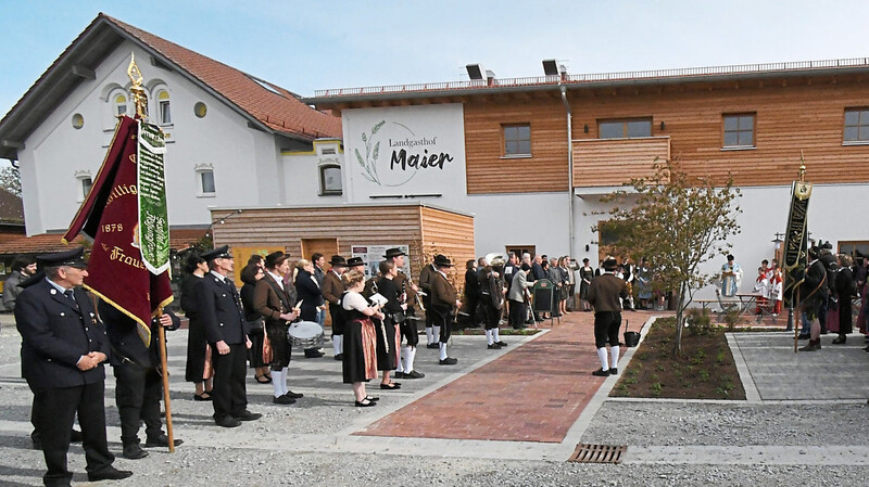 Die Musikgesellschaft Aich, die Ortsvereine und viele Bürger waren zur Einweihung am Montagvormittag gekommen.