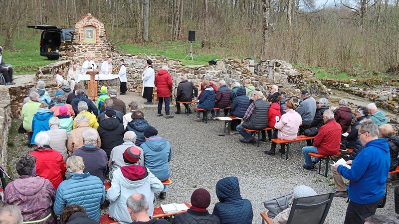 Nach drei Jahren Pandemie feierte man wieder gemeinsam Gottesdienst in den Grundmauern der Pfarrkirche St. Georg in Grafenried.