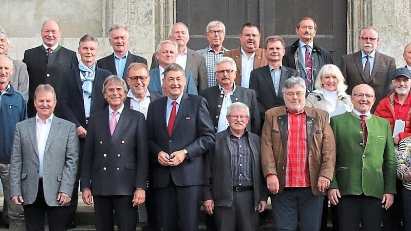 Die Goldenen Meister aus der Oberpfalz und Niederbayern mit Dr. Georg Haber, Präsident der Handwerkskammer Niederbayern / Oberpfalz und Regierungspräsident Axel Bartelt (vorne Mitte).