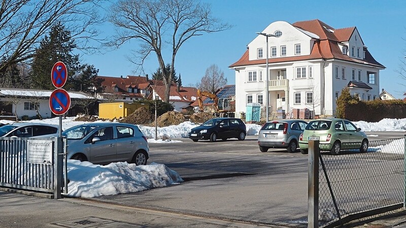 Auf dem Gelände der Abstellfläche der Firma Delta sollte gemäß Vorbescheid ein dreigeschossiges Parkhaus mit aufgesetzter zweigeschossiger Wohnbebauung entstehen.