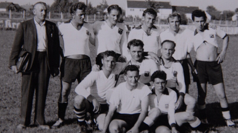 Die Mannschaft vor knapp 60 Jahren mit Betreuer Alois Sandner: Adolf Nürnberger (stehend von links), Alfons Aigner, Josef Bartlsperger, Bruno Eiselbrecher, Franz Bartlsperger, Georg Piller (vorne von links), Hermann Sagmeister, Hans Windecker, Helmut Starker und Fritz Gerstbrein.