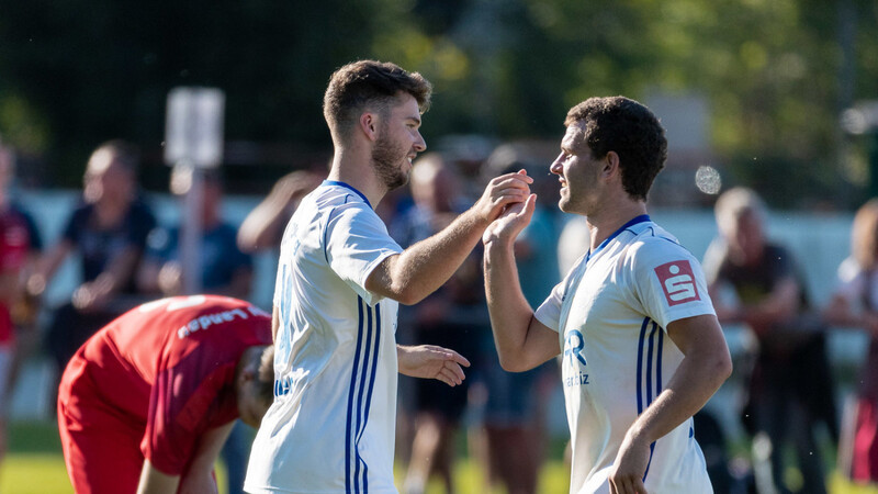 Der FCD um Philipp Müller und Daniel Schuder freut sich über einen klaren 5:0-Derbysieg.