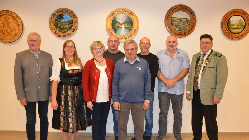 Bei der Jahresversammlung: Bürgermeister Max Schadenfroh (v.l.), 2. Schützenmeisterin Christine Salzberger, Anna Maria Salzberger, Hans Bednarik, Hans Peter Lindhuber, Erich Straubinger, Helmut Wandinger und Gauschützenmeister Johann Lautenschlager.