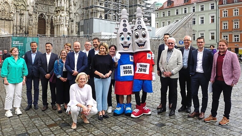 Alles ist vorbereitet für den Regensburg-Marathon 2022: Veranstalter, Sponsoren und Bürgermeisterin Astrid Freudenstein mit den Maskottchen Mara und Thoni vor dem Dom.