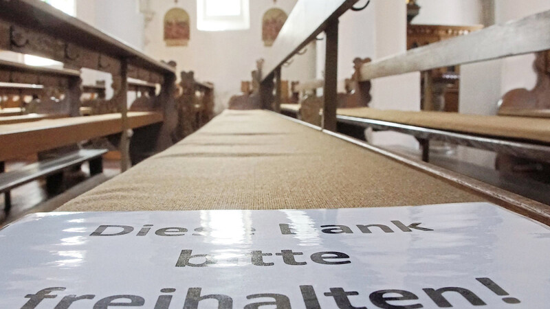 In der Kirche ist jede zweite Bank gesperrt. Unter Einhaltung aller Abstände finden rund 100 Personen Platz.