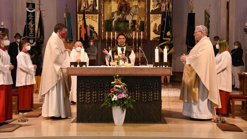 Den Festgottesdienst am Sonntag in der Pfarrkirche zelebrierten außer Pater Altus Jebada (am Altar) auch Dekan Tobias Rother, Diakon Helmut Ernst und Ruhestandspfarrer Heinz Prechtl mit.