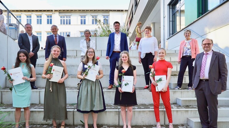 Die erfolgreichen Abiturientinnen am Gymnasium der Ursulinen-Schulstiftung (vordere Reihe v.l.): Tabea Schramm, Mirjam Fischer, Lena Höcherl, Leona Strauß und Stefanie Utz mit Oberstufenkoordinator Thomas Saller; (hintere Reihe v.l.): Wolfgang Ernst, Dr. Albert Solleder, Marita Fornoff, Andreas Aichinger, Dr. Anita Lehner-Hilmer und Rosemarie Härtinger.