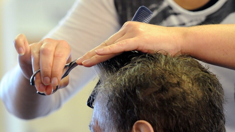 Männer lassen sich die Haare oft lieber trocken schneiden. Das ist vorerst nicht mehr erlaubt.