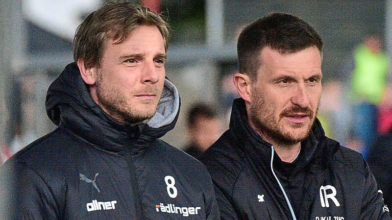 Mit dem Spiel ihrer Mannschaft im Derby trotz der Niederlage nicht völlig unzufrieden: Vilzings Trainer Beppo Eibl (r.) mit seinem "Co" Matthias Graf.