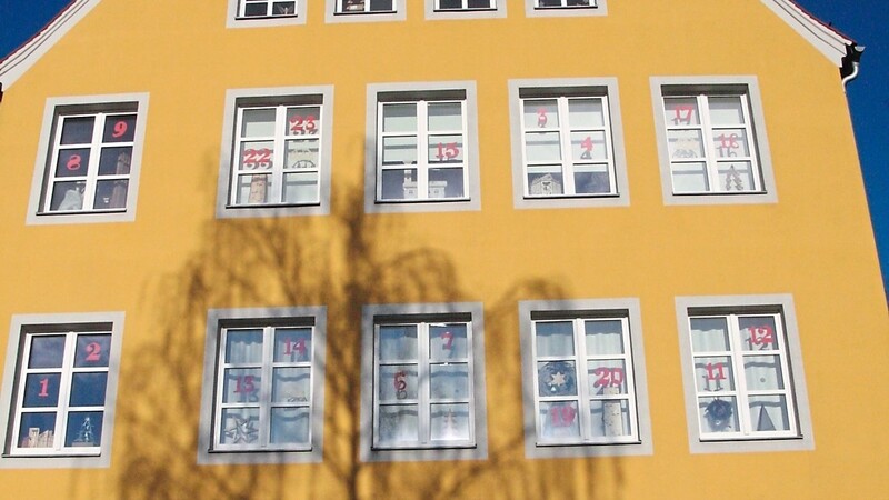 Die Fensterfront des Museums wird zum beleuchteten Adventskalender.