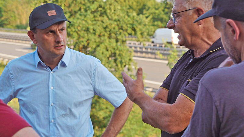 Der persönliche Kontakt und Austausch - wie hier beim Bürgergespräch in Tiefenthal im Sommer 2020 - fehlt Bürgermeister Josef Schütz (links) schmerzlich.