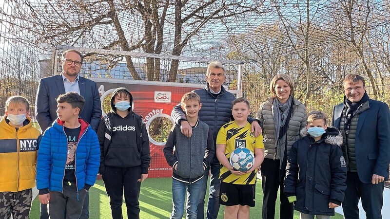 Weltmeisterlicher Besuch bei der Jugendfürsorge: Klaus Augenthaler (Mitte) war am Dienstagnachmittag bei der Eröffnung auf der Centerball-Anlage zu Gast.