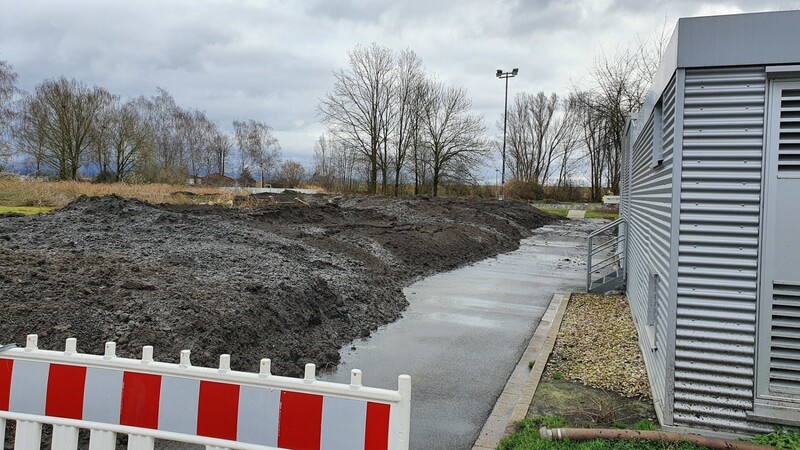 Die Fotos stammen vom Dienstag und zeigen die Klärschlammberge auf den Wegen der Kläranlage.