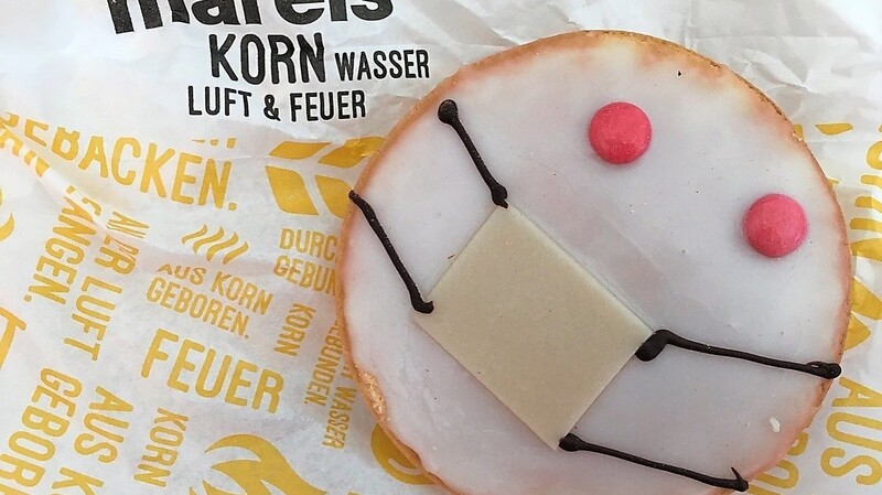 In den ersten Tagen der Krise waren Hamsterkäufe ein erstes Zeichen der Sorge. Zu großer Symbolkraft brachte es schnell das Toilettenpapier, aber auch Obst und Gemüse waren oft ausverkauft. Rechts: Einige schaffen es, aus der Not eine Tugend zu machen. Die Pflicht zur Mund-Nasen-Maske wird von der Bäckerei Mareis schon vorbildlich umgesetzt.