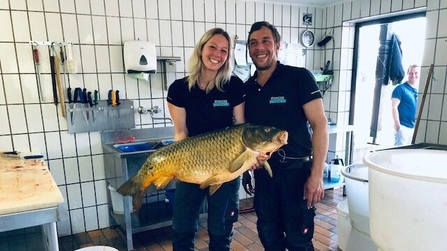 Katharina Mayer mit ihrem Bruder Michael. Sie führen die Fischzucht und Fischerei Mayer in Lerchenhaid.