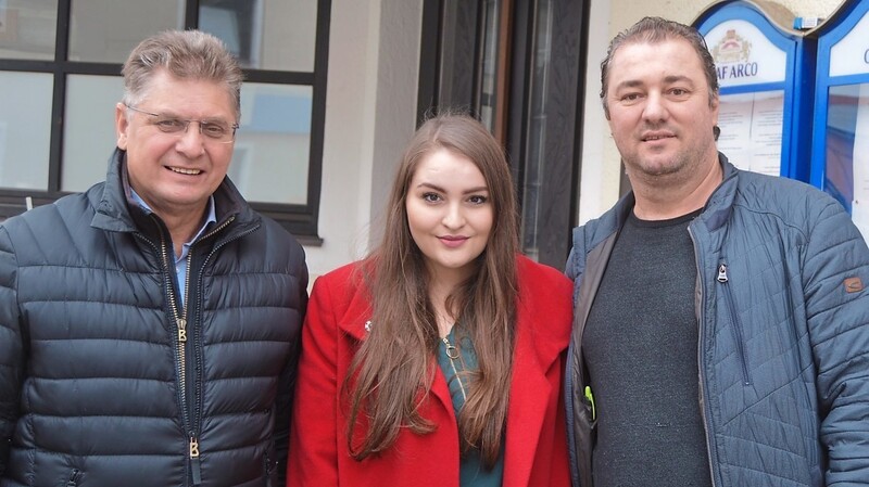 Die neue Wirtin der Brauhausstuben heißt Vanessa Dietl, hier zusammen mit ihrem Vater und Geschäftsführer Georg Dietl (rechts) und Josef Graf, Vorstandsmitglied der Brauereigenossenschaft.