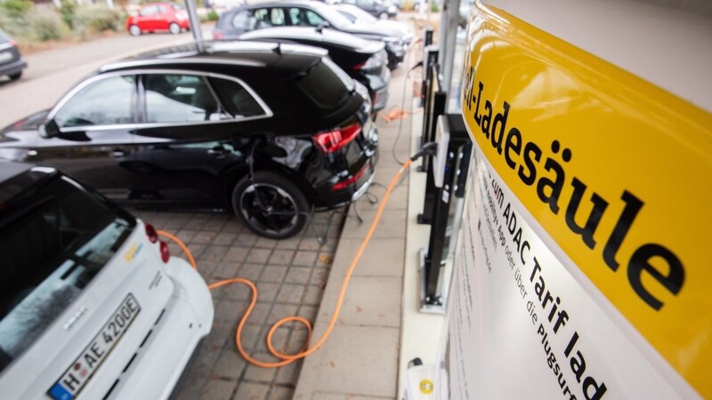 Für die schwarze Null gibt es kaum mehr Fürsprecher. Die Grünen etwa wollen 50 Milliarden Staatsgeld in Ladesäulen für E-Autos, den Ausbau der Bahn und modere Busse stecken.