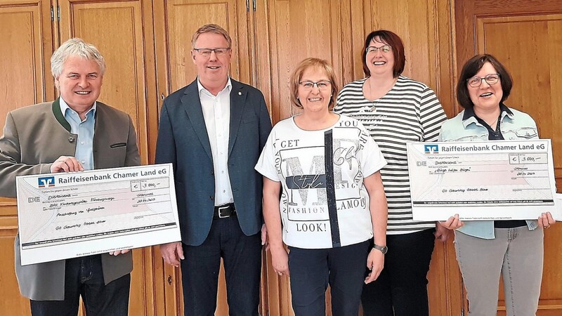 Die stellvertretenden Bürgermeister Michael Winkler (links) und Kerstin Gebhard (Zweite von rechts) sowie Andrea Löffler (rechts) freuen sich über jeweils 3.000 Euro für den BRK-Kindergarten und die Hilfsaktion "Bürger helfen Bürgern". Jubilar Bürgermeister Herbert Bauer und Ehefrau Gisela übergaben die Schecks.