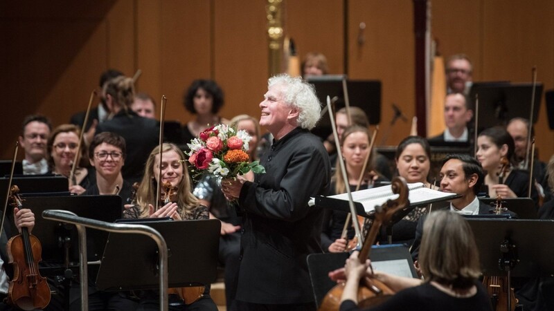 Für die relativ neuen Töne erntet Simon Rattle viel Beifall.