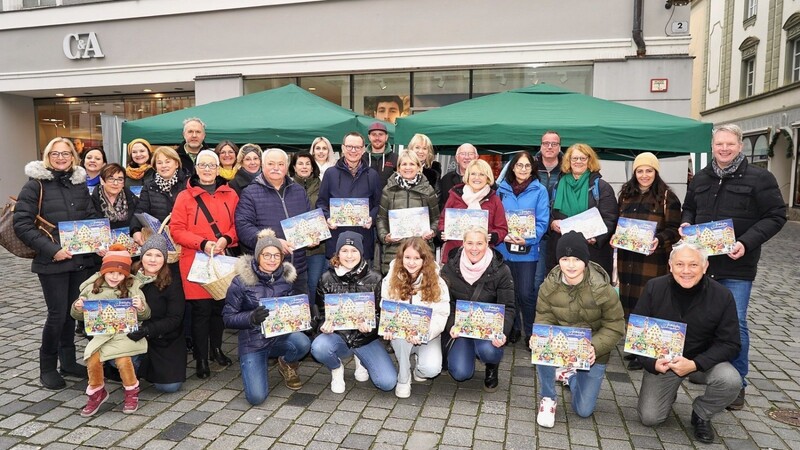 Viele fleißige Helfer am Stand und auf dem Stadtplatz sorgten am Samstag dafür, dass die wunderbaren Adventskalender die Adventszeit versüßen.