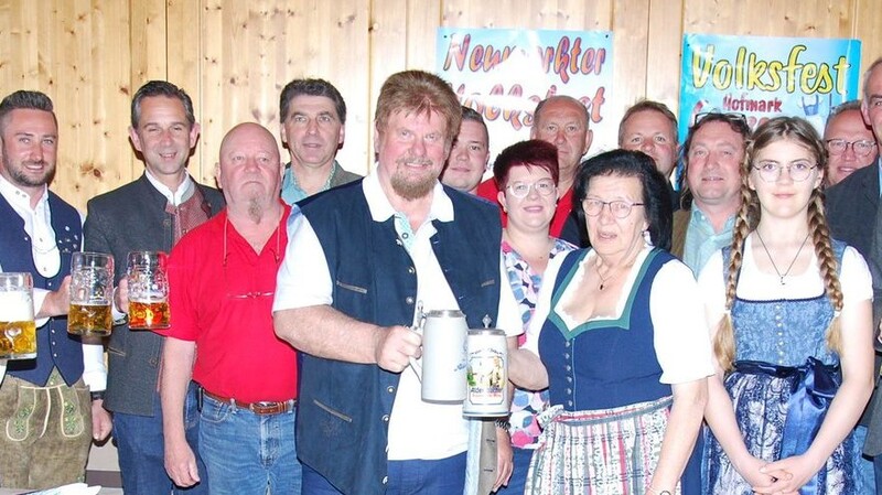 Anneliese und Sepp Zens mit Enkeltochter Katharina sowie den Vertretern von Gemeinde und Feuerwehr, mit Bürgermeister Hans Luger (2. von rechts) sowie die Vertreter der Brauerei mit Brauereidirektor Ferdinand Freiherr von Aretin auf der linken Seite.