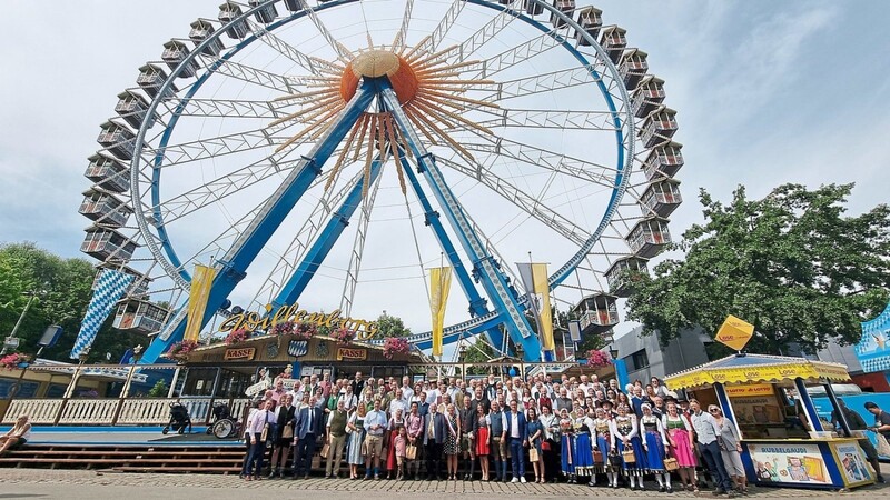 Gemeinsam haben sich die Delegationen und Gäste des Partner- und Patenstädtetags, Stadträte, Ehrengäste und Straubinger Vereine zum traditionellen Foto vor dem Riesenrad "Willenborg" aufgestellt.