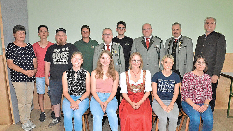 Die neu gewählte Führungsmannschaft von Hubertus Taimering mit zweiter Bürgermeisterin Gabi Aichner (links) und Sektionsschützenmeister Alexander Schuster (rechts). Die Schützen hatten ihre Hausaufgaben gemacht und zogen die Wahl reibungslos durch.