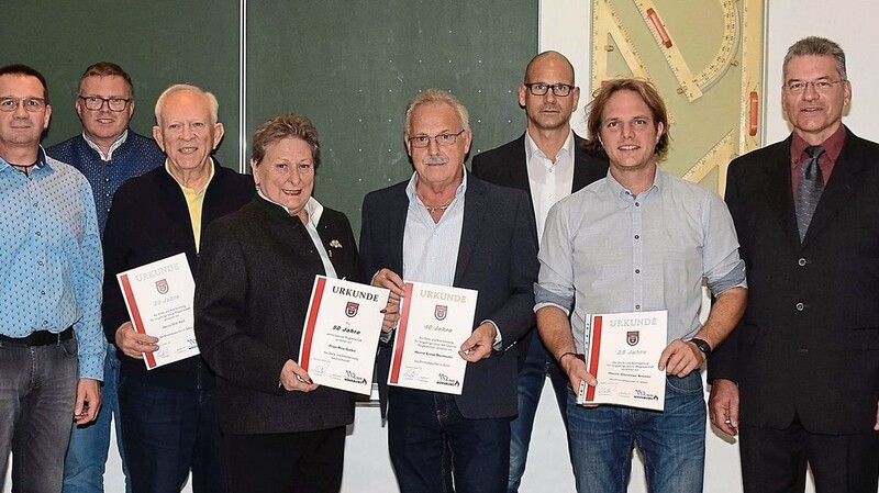 Gruppenbild mit den Geehrten: (von links) Bürgermeister Josef Dollinger, Kommandant Gerhard Hochleitner, Kreisbrandrat Manfred Danner, Willi Rieß, Rita Galka, Ernst Dormeier, zweiter Kommandant Franz Jantschy, Christian Kroner, Vorsitzender Christian Brülbeck und zweiter Vorsitzender Christian Schafhauser.