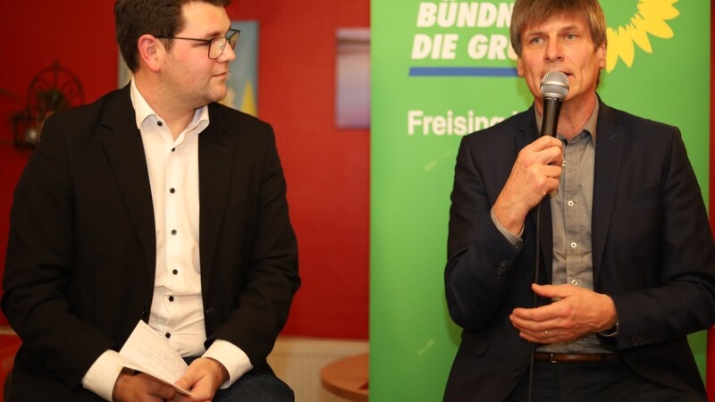 Johannes Becher (l.) stellte Bürgermeisterkandidat Michael Stanglmaier in Form eines Interviews vor.