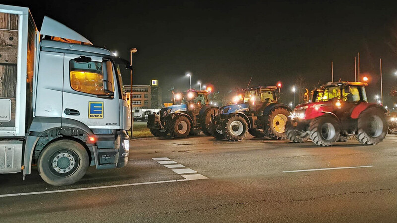 In zahlreichen bayerischen Städten, darunter Straubing, haben Landwirte die Zentrallager von Supermarktketten blockiert als Zeichen ihrer Kritik an den niedrigen Erzeugerpreisen.