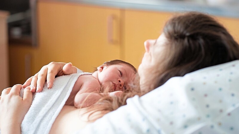 Sobald Eltern ihr Baby zum ersten Mal in den Armen halten dürfen, empfinden sie unglaubliches Glück und große Freude über den neuen kleinen Menschen in ihrem Leben.