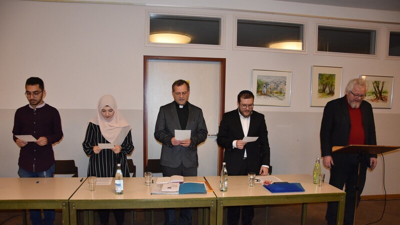 Zur Tradition geworden: zu Beginn der Religionsgespräche wird gemeinsam das "Straubinger Bekenntnis" gebetet (v.l.): Berat Aksakal und Hamide Demir (türkisch-islamische Gemeinde), Pfarrer Heinrich Weber, Rabbiner Mendel Muraiti und Moderator Pfarrer Hasso von Winning.