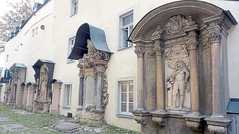 Der Gesandtenfriedhof hinter der Dreieinigkeitskirche.