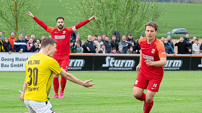 Der Glaube an ein Happy End der Saison ist nach den letzten beiden Siegen wieder da bei der SpVgg Hankofen um Daniel Hofer (im Hintergrund, links) und David Vogl (rechts).