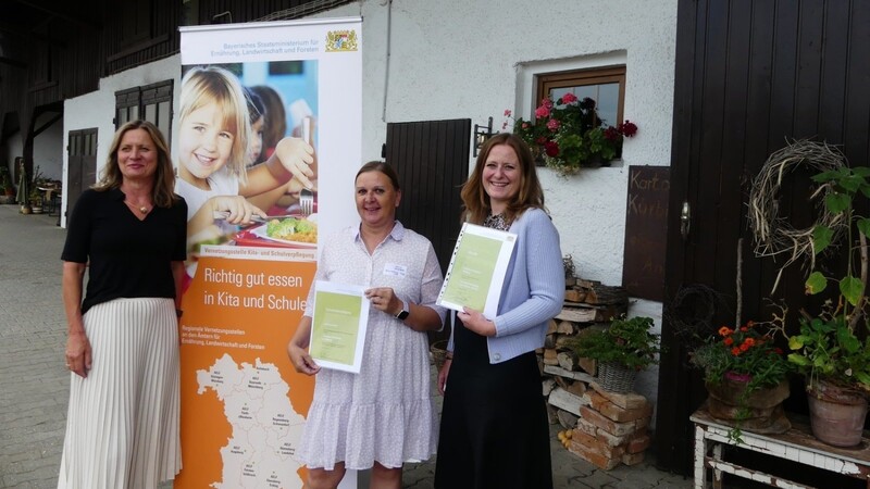 Urkundenverleihung zum Coaching-Abschluss im Rahmen des Coaching Kitaverpflegung 2021/22 (von links): Coach Maria Reichmeyer, Köchin Karin Haslbeck und Kitaleiterin Christina Hillinger.