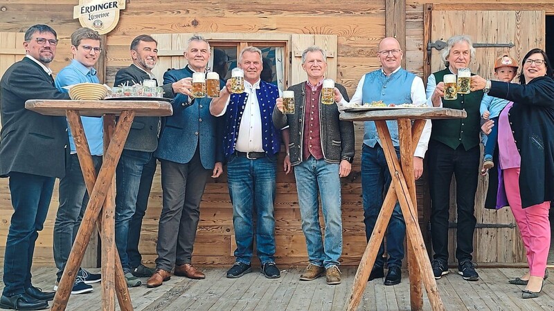 Prost auf ein schönes Frühlingsfest: Josef Westermeier (3. v. l.) vom Erdinger Weißbräu, Bürgermeister Josef Dollinger (4. v. l.) und Festwirtin Michaela Krämmer (r.) hoffen nun auf viele Besucher.