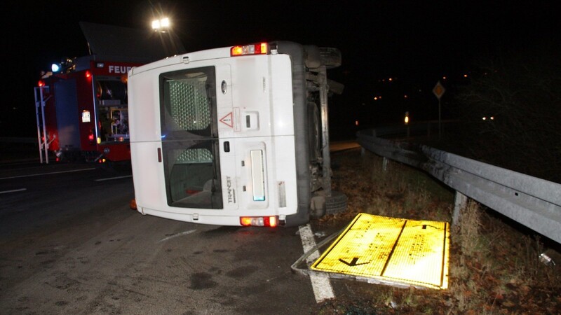 Der Fahrer kam ins Krankenhaus, Fahrgäste waren nicht an Bord.