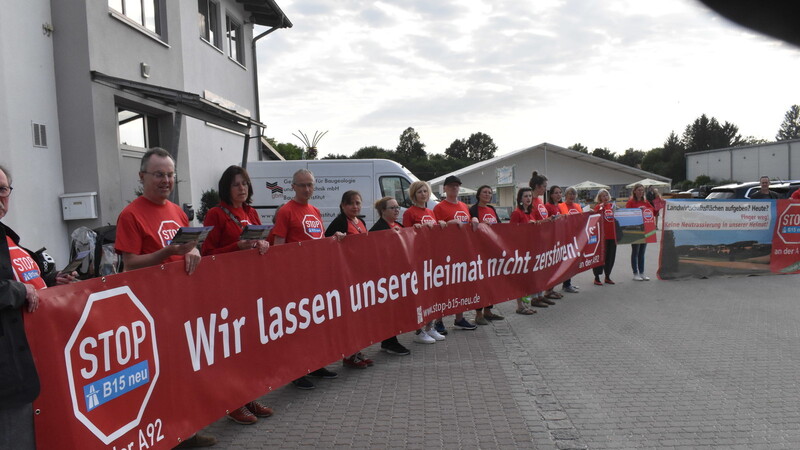 Vor dem Festzelt demonstrierten die Gegner des B 15 neu-Ausbaus.