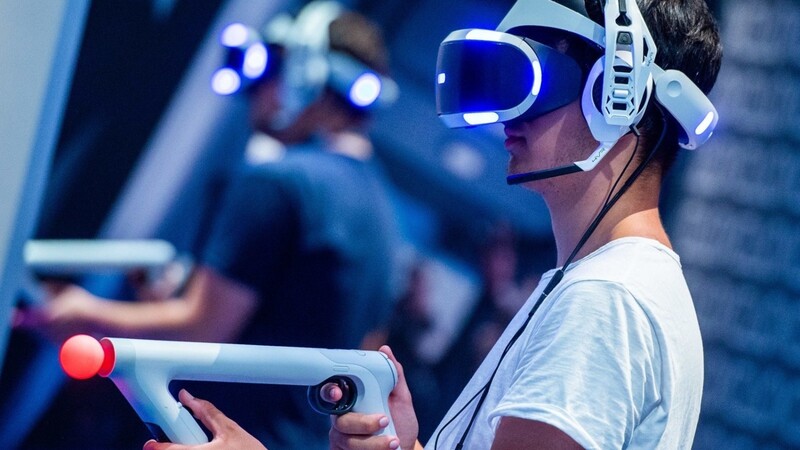 Ein Besucher der Gamescom 2018 probiert an einem Stand ein Videospiel mit einer VR-Brille aus. Zum zehnten Mal findet die Computer Spielemesse in Köln statt.