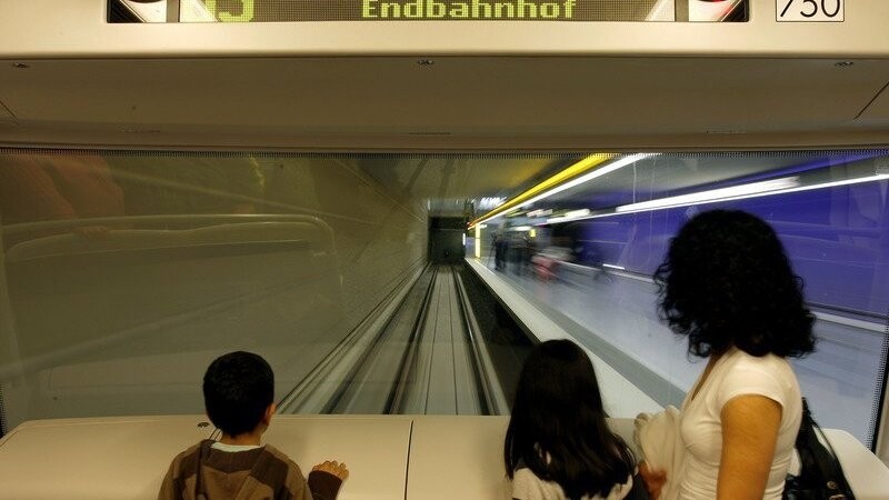 An der Frontscheibe mit direktem Blick auf die Tunnelstrecke steht ein Frau mit ihren zwei Kindern am 04.05.2008 in Nürnberg (Bayern) in der ersten vollautomatischen U-Bahn. Am 22.02.2016 wird am Flughafen München eine vollautomatische u-Bahn vorgestellt, die Terminals miteinander verbindet.