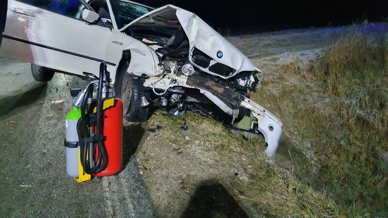 Zwei Menschen wurden am späten Montagabend bei Painten im Kreis Kelheim bei einem Unfall verletzt.