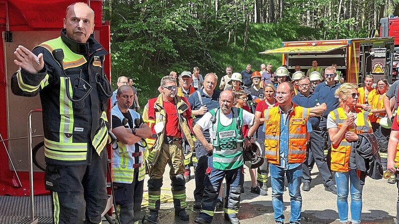 Organisator und Übungsleiter Franz Stoiber bei der Abschlussbesprechung. Mit auf dem Bild sein Bahn-Ansprechpartner Tobias Kastner (Mitte), Kreisbrandrat Stahl, Arnschwangs Kommandant Heitzer und weitere Führungskräfte.