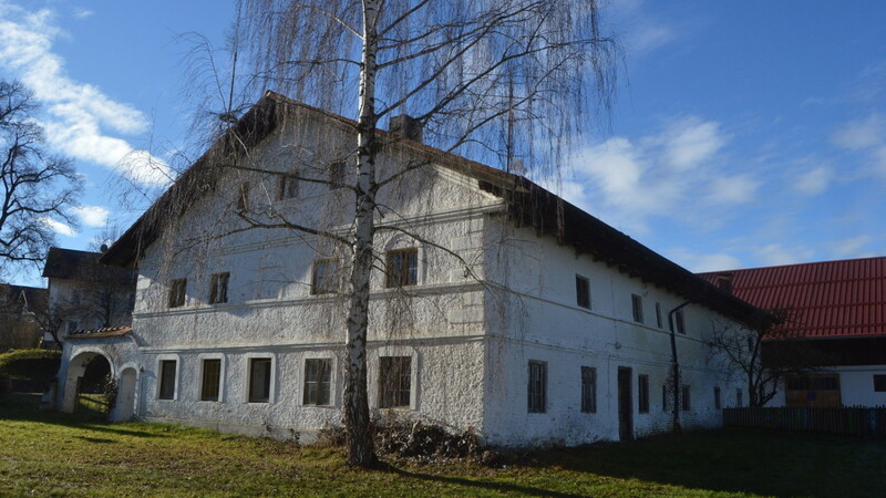 Das Wiesmerhaus als Leuchtturmprojekt der Gemeinde Baierbach steht jetzt im Feuer. Entschieden werden soll in einer Sondersitzung des Gemeinderats.