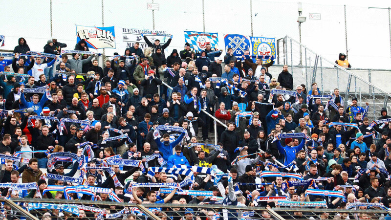 Anhänger von Hansa Rostock am Samstag beim Spiel gegen den FC Bayern II im Grünwalder Stadion.