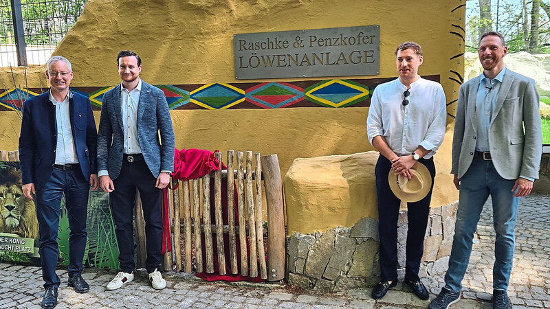 Freuten sich über die Eröffnung der neuen Löwenanlage (v.l.): Oberbürgermeister Markus Pannermayr, die Sponsoren Peter Raschke und Mario Penzkofer sowie Tiergartendirektor Dr. Michael Delling.