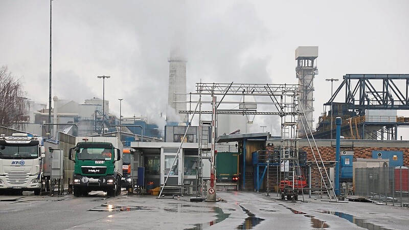 Nach und nach bringen die Rübenlaster die süßen Feldfrüchte über die Anlieferung an der Scheiblerstraße in die Plattlinger Fabrik.