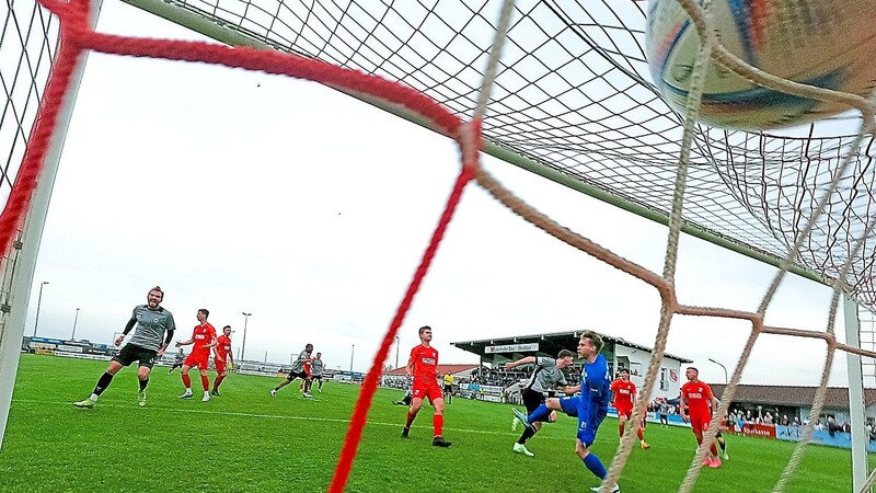 Der Ball schlägt im Netz ein - Hankofens Heimniederlage gegen Burghausen ist besiegelt.