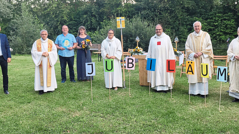 Pfarrer Stefan Altschäffel (3.v.r.) feierte 25-jähriges Priesterjubiläum, seit 50 Jahren wirkt Studiendirektor a.D. Josef Hiebl (2.v.r.) in Ittling. Der gebürtige Ittlinger Domkapitular Prälat Dr. Josef Ammer (r.) konnte 40-jähriges Priesterjubiläum nachfeiern. 15 Jahre ist Gemeindereferentin Barbara Iberer (4.v.r.) hier tätig und jeweils zehn Jahre das Mesner-Ehepaar Karina und Janusch Markiefka.   Es gratulierten OB Markus Pannermayr und Stadtdekan Johannes Plank (v.l.).